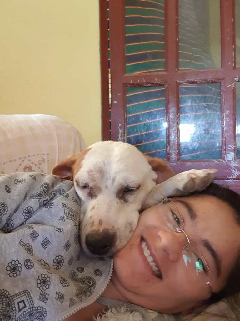 Davinia kuschelt mit Pflegemama Rocio