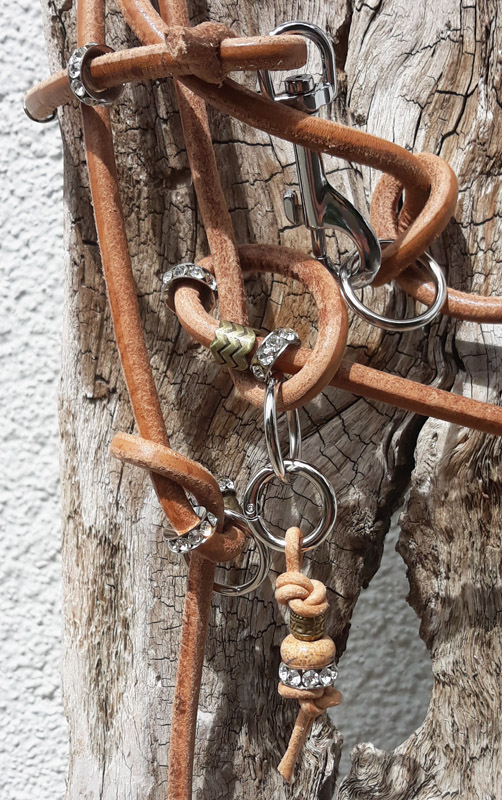 Leine Leder natur rund Schmuckanhänger 3 Ringe silber Strassringe_Detail1
