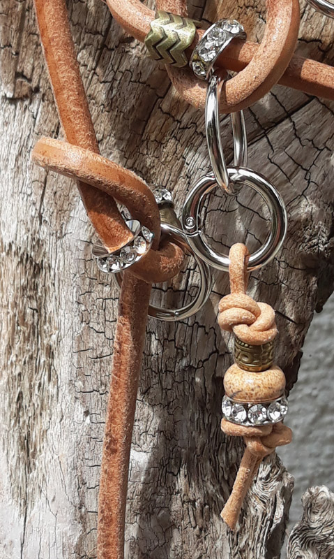 Leine Leder natur rund Schmuckanhänger 3 Ringe silber Strassringe_Detail2