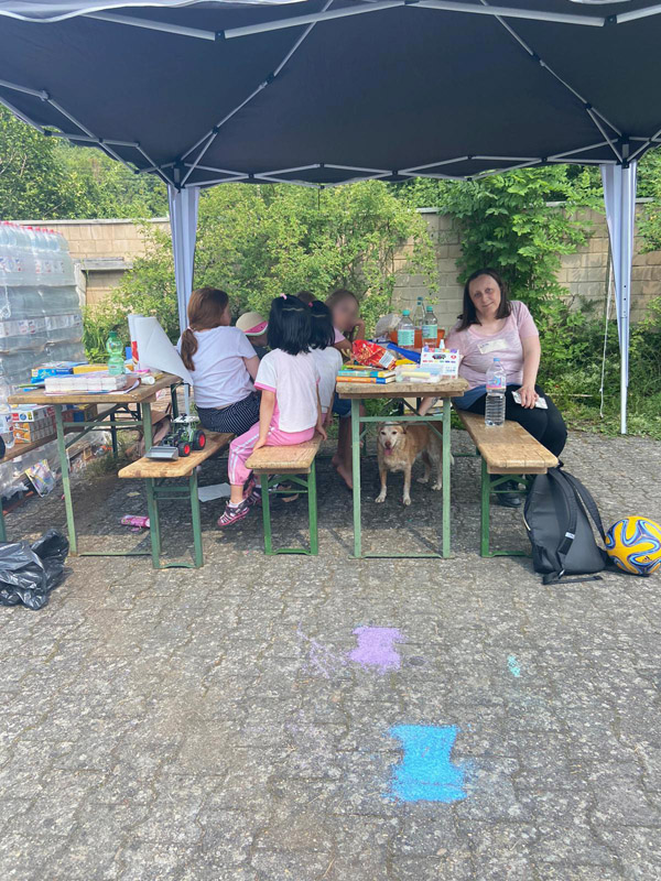 Julie mit Nono und Kindern