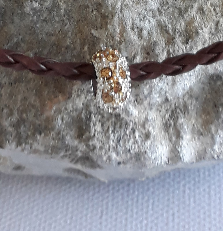 Nr.22 Halsband geflochten braun mit Strassperle_ Detail